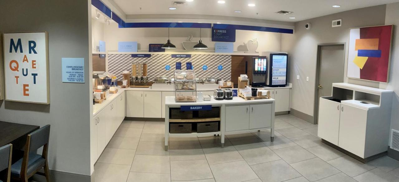 Holiday Inn Express & Suites Marquette By Ihg Ngoại thất bức ảnh