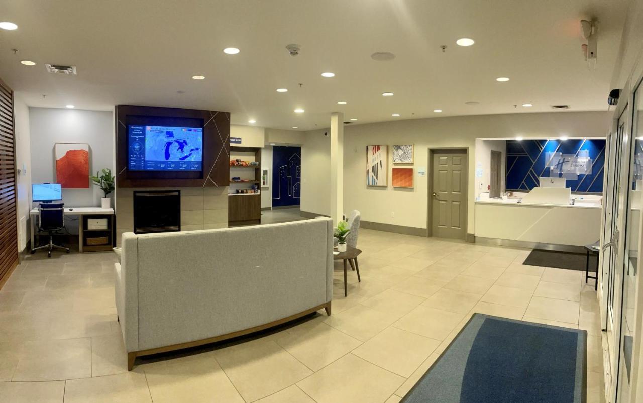 Holiday Inn Express & Suites Marquette By Ihg Ngoại thất bức ảnh