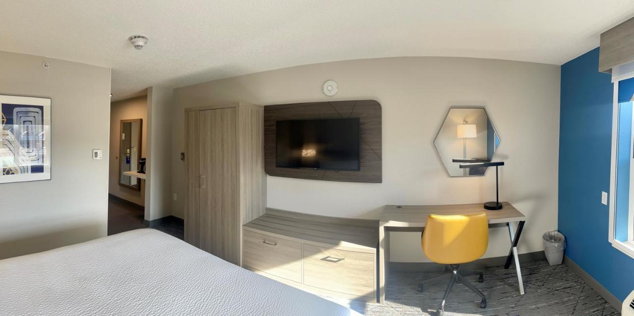 Holiday Inn Express & Suites Marquette By Ihg Ngoại thất bức ảnh