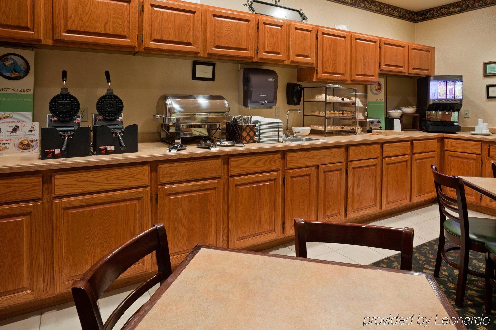 Holiday Inn Express & Suites Marquette By Ihg Ngoại thất bức ảnh