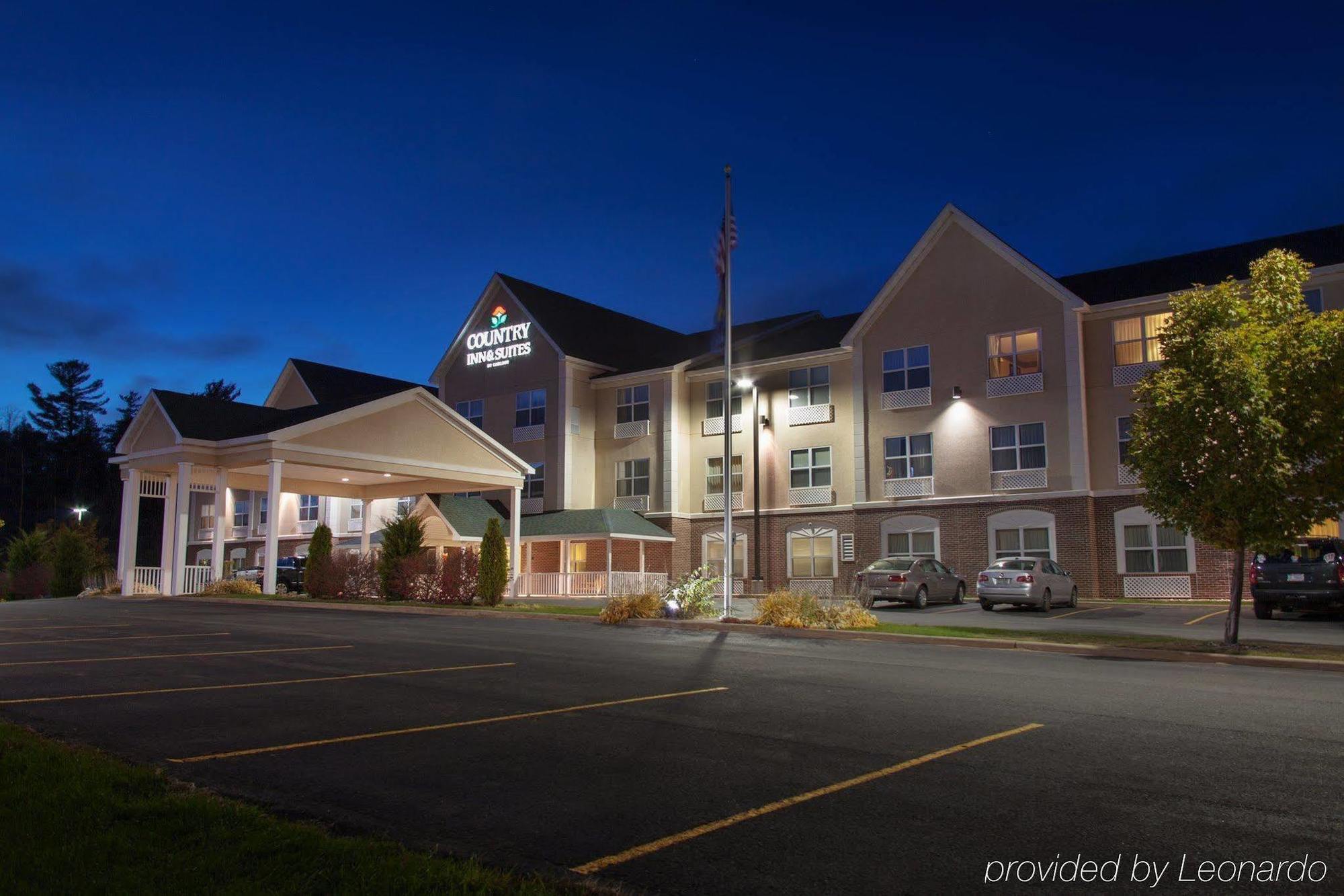 Holiday Inn Express & Suites Marquette By Ihg Ngoại thất bức ảnh